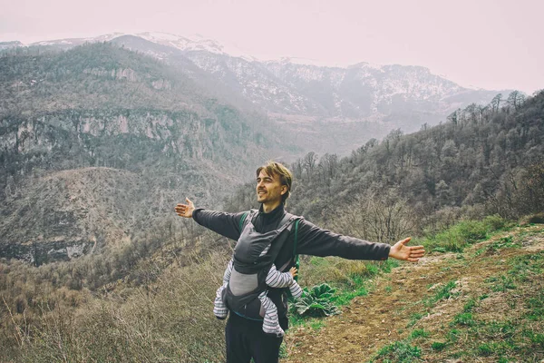 Hiking with baby in Armenian mountains. — Stock Photo, Image