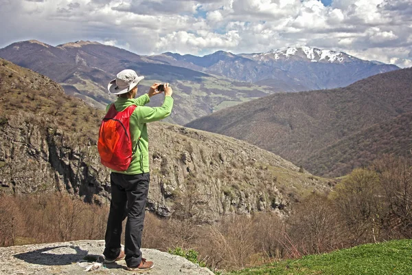 Tourist hiker taking photo using smart phone in Armenian mountai — Stock Photo, Image