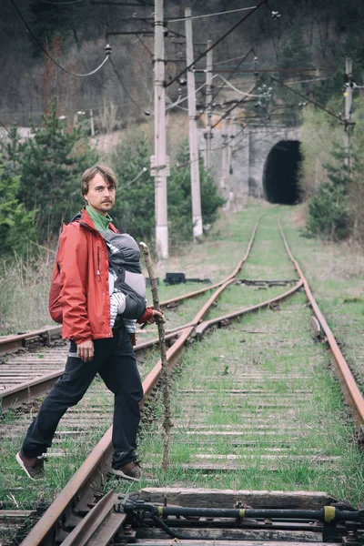 父は赤ちゃんの幼児の息子を運ぶ鉄道のキャリー tr — ストック写真
