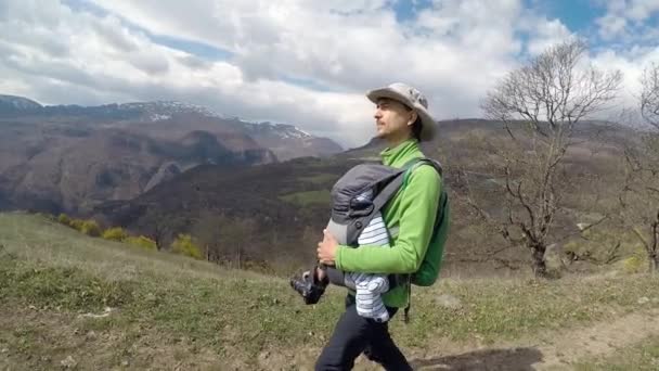 アルメニアで赤ちゃんと一緒に旅行します。. — ストック動画