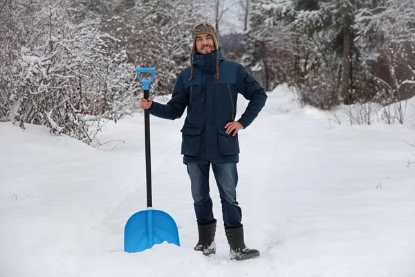 雪のシャベルを持つ男 — ストック写真