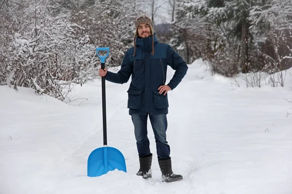 Homem com pá de neve — Fotografia de Stock