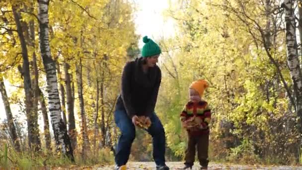 Mama Fiul Distrează Parcul Toamnă Copil Drăguț Pulover Tricotat Colorat — Videoclip de stoc