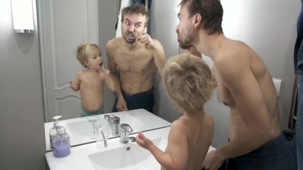 Młody Brodaty Ojciec Małym Synkiem Łazience Myjącym Zęby Rutyna Rodzinna — Wideo stockowe