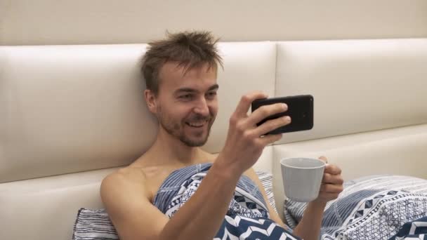 Der Junge Männliche Blogger Benutzt Ein Smartphone Das Mit Einer — Stockvideo