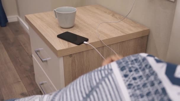 Main Homme Éteint Alarme Sur Smartphone Couché Sur Table Chevet — Video