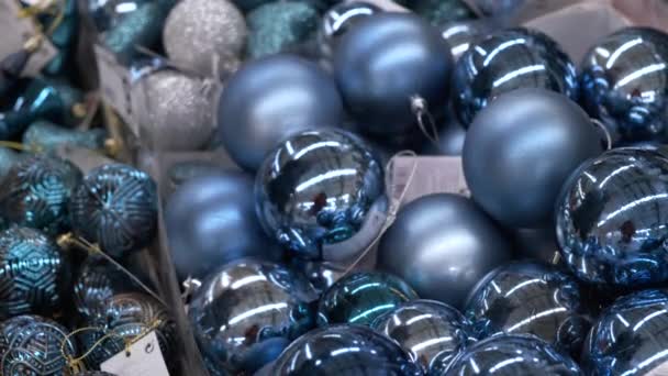 Persoon Die Kiest Voor Trendy Blauwe Kleur Kerstboom Speelgoed Bal — Stockvideo