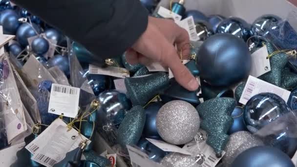 Persoon Die Kiest Voor Trendy Blauwe Kleur Kerstboom Speelgoed Dennenboom — Stockvideo