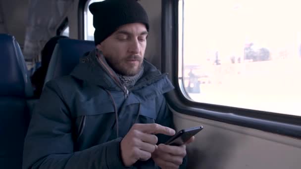 Hombre Barbudo Guapo Parka Invierno Sombrero Punto Utiliza Teléfono Móvil — Vídeo de stock