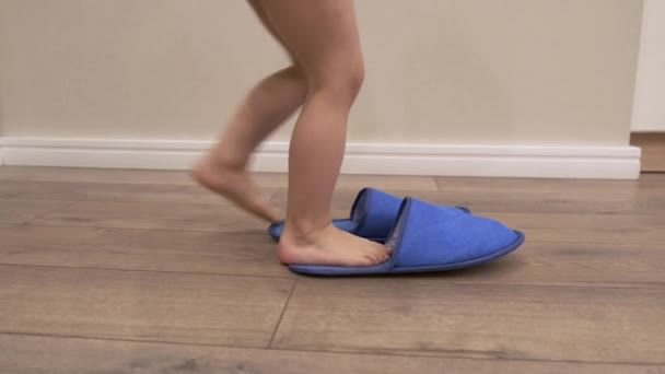 Niño Divertido Lleva Pantuflas Azules Grandes Adultos Corre Alrededor Habitación — Vídeo de stock