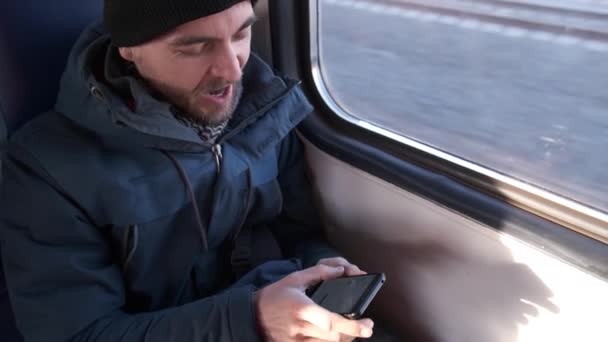 Uomo Barbuto Inverno Parka Cappello Maglia Utilizza Telefono Cellulare Durante — Video Stock