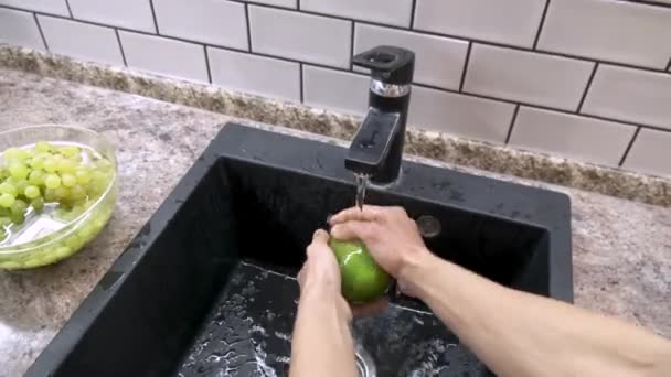 Pov Erkek Elleri Mutfakta Akan Soğuk Musluğunun Altında Mango Yıkıyor — Stok video