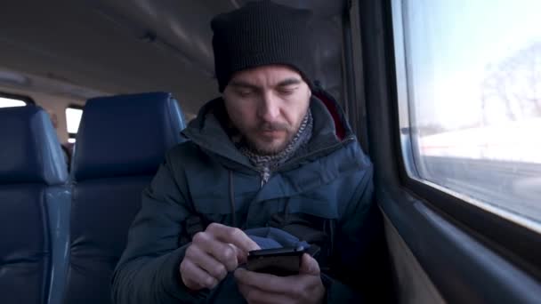 Retrato Hombre Barbudo Utiliza Teléfono Móvil Mientras Viaja Tren Invierno — Vídeos de Stock