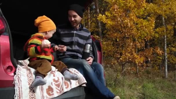Mutlu Bir Aile Güz Ormanında Gün Gün Dışarıda Dinleniyor Babası — Stok video