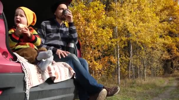 Família Feliz Descansando Livre Floresta Outono Pai Seu Filho Pequeno — Vídeo de Stock