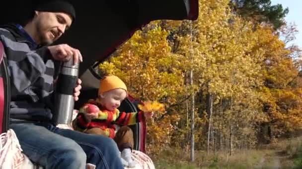 Baba Oğul Birlikte Vakit Geçiriyoruz Baba Küçük Çocuğu Arabanın Bagajında — Stok video