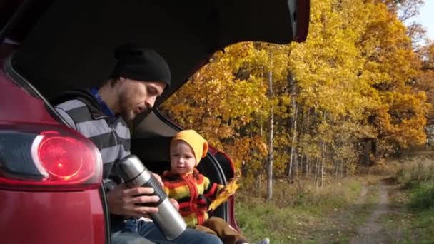 Zeit Mit Vater Und Sohn Vater Zeigt Seinem Kind Wie — Stockvideo