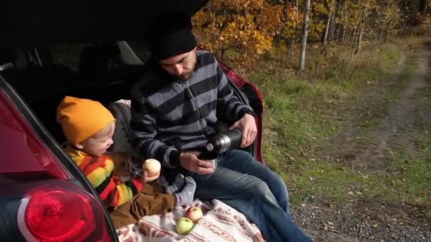 Baba Küçük Oğlu Arabanın Bagajında Oturur Elma Yer Termostan Çay — Stok video
