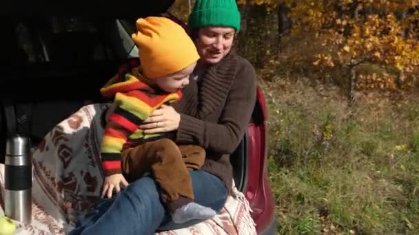 Família Piquenique Livre Floresta Outono Mãe Abraça Com Ternura Seu — Vídeo de Stock