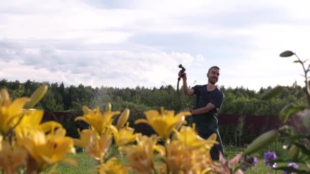 Der Junge Gärtner Amüsiert Sich Während Durch Seinen Garten Schlurft — Stockvideo