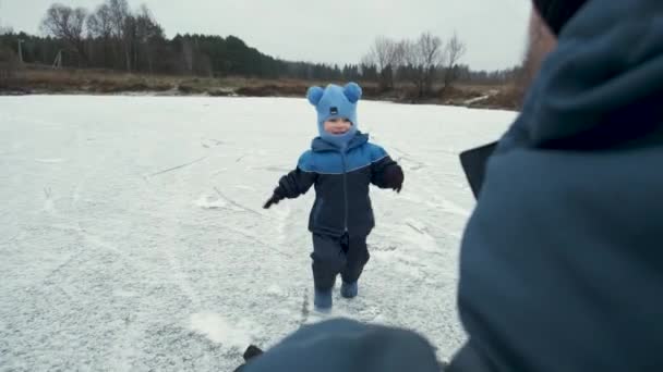 Family Having Fun Winter Holidays Frozen Lake Little Son Runs — 비디오