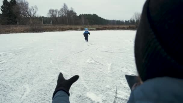 Familjen Har Roligt Vintern Semester Frusen Sjö Lilla Sonen Springer — Stockvideo