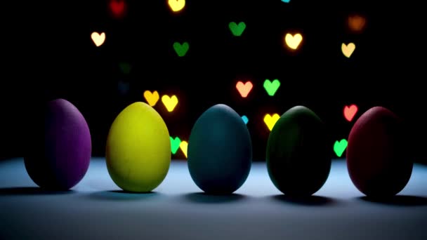 Feliz Concepto Pascua Reflector Ilumina Huevos Colores Brillantes Parados Una — Vídeo de stock