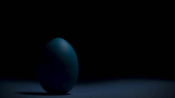 Klasik Mavi Renkte Paskalya Konsepti Yavaş Yavaş Renkli Yumurta Karanlıktan — Stok video