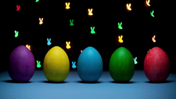 Frohe Ostern Licht Tanzt Auf Einer Reihe Von Bunten Eiern — Stockvideo