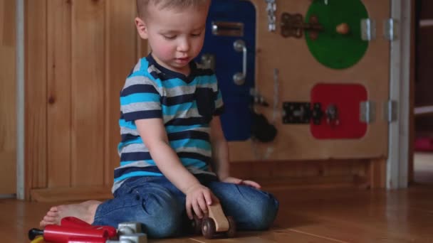 Leuke Peuter Kind Jongen Spelen Met Houten Speelgoed Auto Kleuterschool — Stockvideo