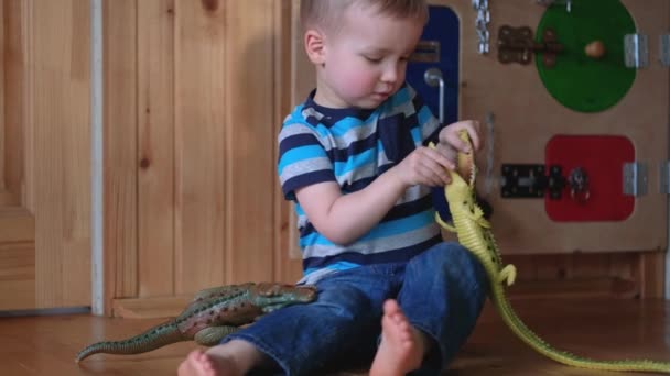 Niño Lindo Preescolar Jugando Con Dinosaurio Juguete Cocodrilo Fondo Del — Vídeos de Stock