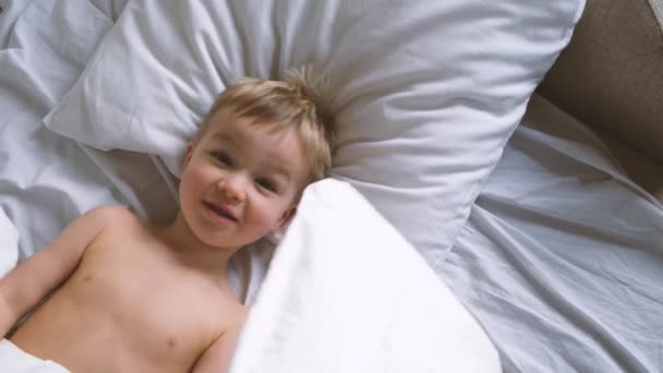 Bonito Engraçado Criança Acorda Manhã Cama Estende Esconde Sob Cobertor — Vídeo de Stock