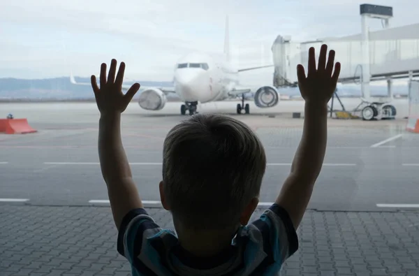 Silhouette Eines Kindes Das Durch Das Fenster Des Flughafenterminals Auf — Stockfoto