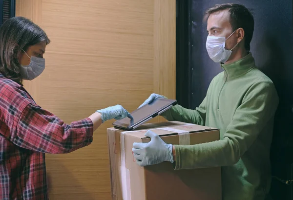 Mensajero Máscara Protectora Entrega Paquete Cliente Guantes Médicos Signos Tableta — Foto de Stock