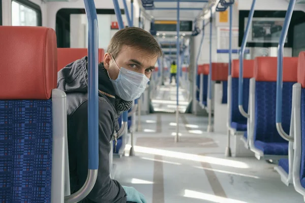 疾病爆发 眼镜蛇 19大流行 病毒保护 在空荡荡的公共交通中 疲惫的成年男子 戴着医疗防护面具和手套 — 图库照片