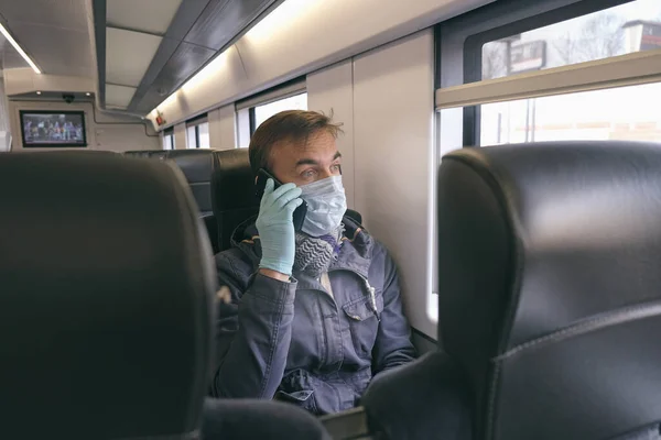 在疾病爆发的时候 使用小工具 考文鱼 19流感大流行 戴着医用防护面具和手套的成年人坐在空车里 用智能手机交谈 — 图库照片