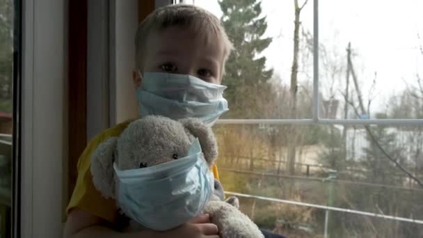 Ziektekind Quarantaine Boy Zijn Teddybeer Beiden Beschermende Medische Maskers Zitten — Stockvideo