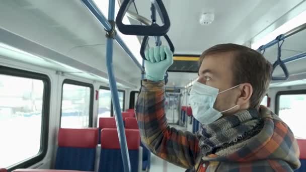 疾病爆发 停止Coronavirus Covid 19流行病 病毒保护 在空旷的公共交通工具内 有戴着医疗防护面具和手套的成年男子 保护你自己 — 图库视频影像