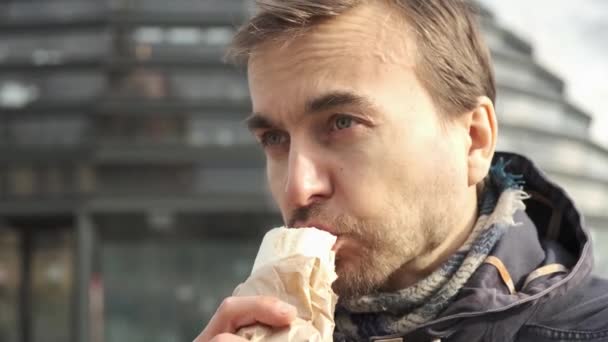 Γενειοφόρος Καυκάσιος Τρώει Φαστφουντάδικο Στην Οδό Σίτυ Επιχειρηματίας Που Γευματίζει — Αρχείο Βίντεο