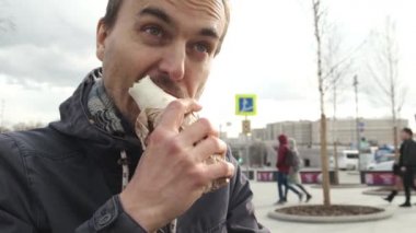 Yavaşça hareket eden sakallı bin yıllık adam şehirde Doner kebap, falafel shawarma ya da tortilla sandviçi yiyor. Vejetaryen fast food.  