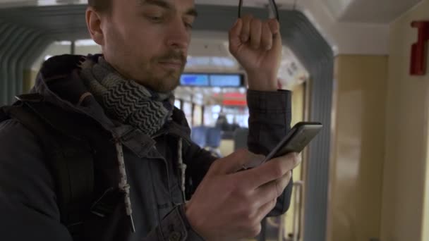 Bello Uomo Barbuto Tram Autobus Trasporto Pubblico Possesso Maniglia Smartphone — Video Stock