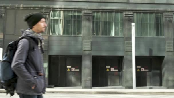 Tysiącletni Hipster Dorywczy Człowiek Plecakiem Spacerujący Ulicy Miasta Tle Budynku — Wideo stockowe