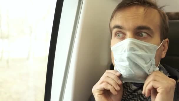 Portret Van Bezorgde Volwassen Man Passagier Zet Medische Bescherming Masker — Stockvideo