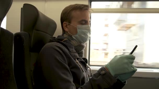 Volwassen Blanke Man Met Medisch Beschermend Masker Handschoenen Zittend Het — Stockvideo