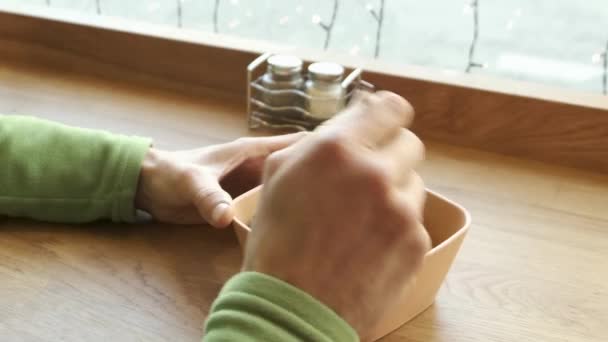 Snygg Skäggig Man Äter Hälsosam Vegansk Lunch Spenat Och Ångkokt — Stockvideo