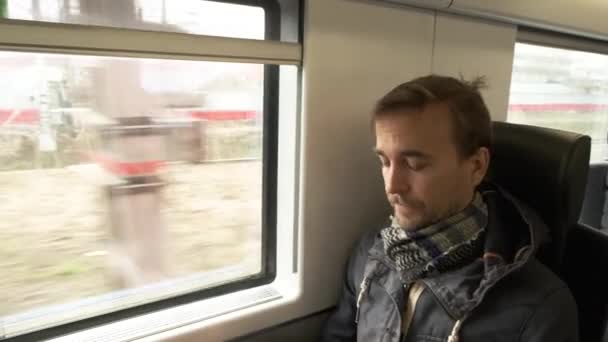 Homem Adulto Passageiro Coloca Máscara Proteção Médica Dentro Trem Transporte — Vídeo de Stock