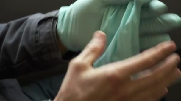 장갑을 사람도 손으로 장갑의 표면을 만지지 마십시오 전염병 예방을 코로나 — 비디오