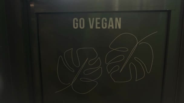 Πόρτα Κείμενο Πάει Vegan Ανοίγει Και Άνθρωπος Πηγαίνει Έξω Υγιεινή — Αρχείο Βίντεο