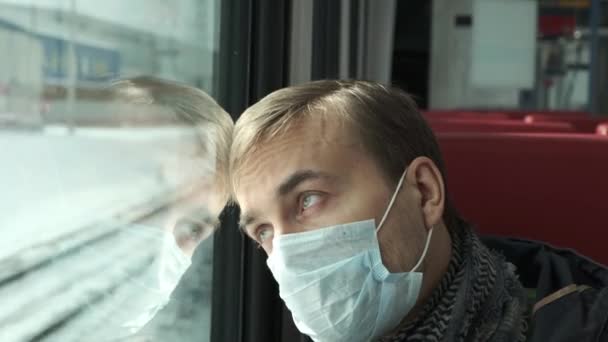疾病爆发 眼镜蛇 19大流行 病毒保护 公共交通工具内头戴医疗防护面具的非常悲伤的成年男子的画像 — 图库视频影像