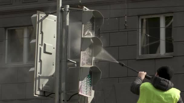 无法辨认的工人用水泵清扫红绿灯 城市里的春季清洁 — 图库视频影像